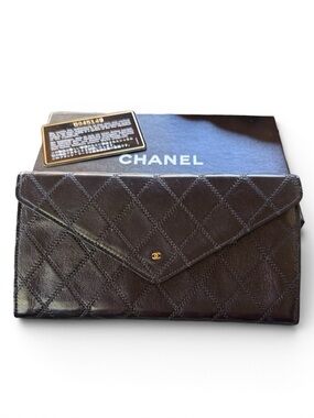 Gorgeous Chanel Black Lambskin Leather Wallet Signature CC w/ Black Card & Box